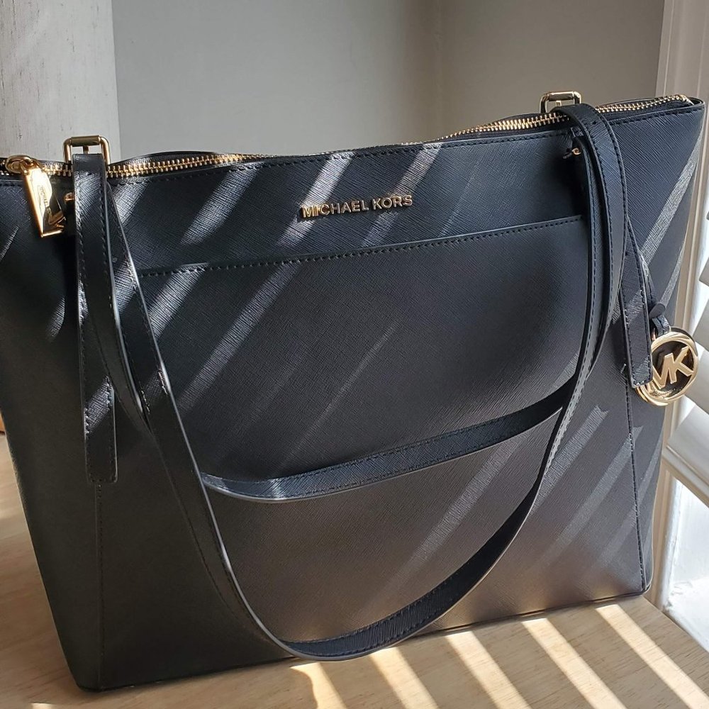 NWT MICHAEL Michael Kors Voyager large leather tote